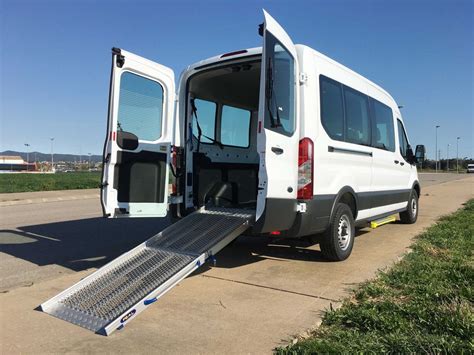 Furgoneta adaptada con rampa extendida para silla de ruedas