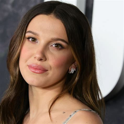 Millie Bobby Brown posando con una sonrisa, transmitiendo confianza y determinación