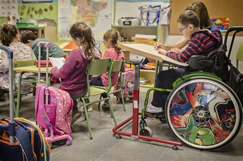 Niños realizando una actividad inclusiva en el aula