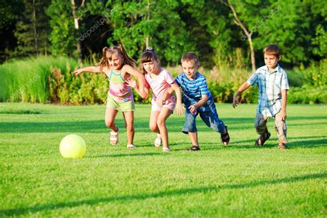 fotografía de grupo de niños con diversas habilidades jugando con una pelota