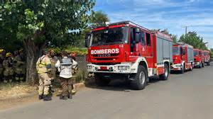 Equipo de bomberos y ambulancias en una escena de incendio urbano en Conchalí, Chile
