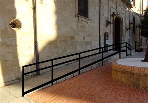 Esquema de las alturas correctas para pasamanos en una rampa