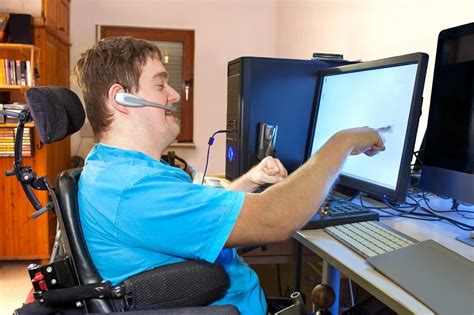 Persona con discapacidad utilizando un ordenador para buscar empleo