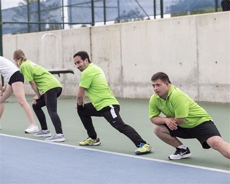 Foto de grupo de personas con discapacidad intelectual realizando una actividad deportiva con entrenadores