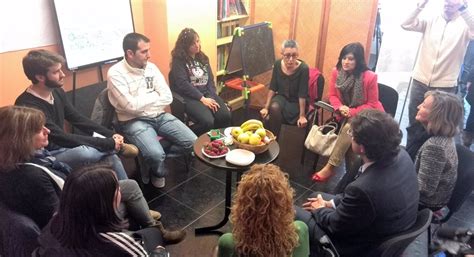 Personas participando en una formación laboral