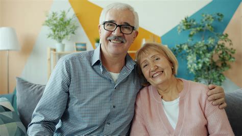 Foto temática: pareja de ancianos sonriendo en un entorno de cuidado