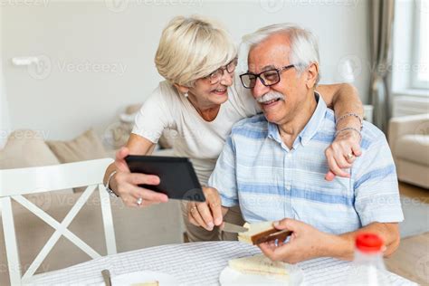 Pareja de ancianos usando una tablet para citas online