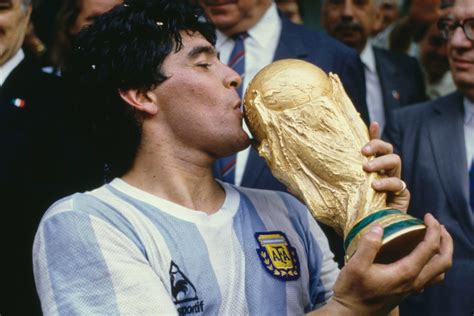 Foto de Armando Torres, el anciano criador de conejos de Osorno