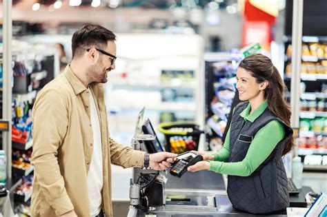 Foto: Clientes donando en caja de supermercado para el Fondo Descúbreme