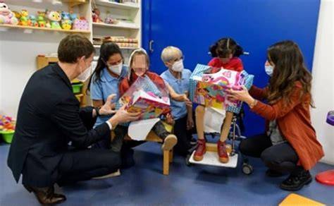 Niños con diversidad funcional junto a cuidadores en espacios escolares