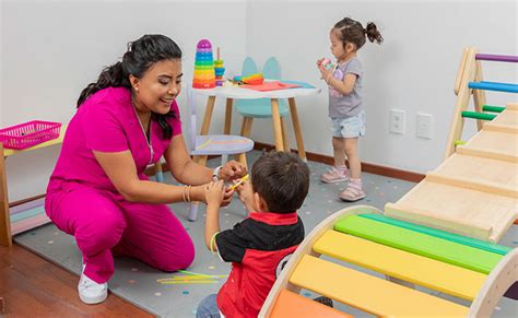 Equipo de cuidadores y educadores trabajando con niños pequeños en guardería