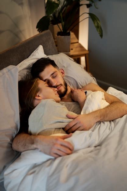 Representación de una pareja mayor disfrutando de la intimidad con caricias y abrazos