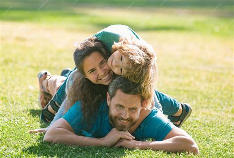 Familia abrazándose, mostrando afecto y seguridad