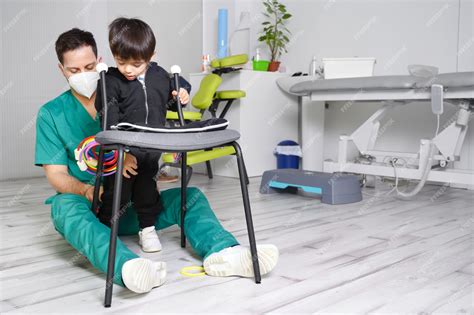 Niño con parálisis cerebral recibiendo terapia física