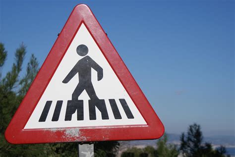 Foto antigua de una señal de tráfico pictográfica en una calle de París