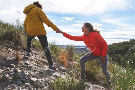 Imagen de una persona cuidando a otra, con énfasis en el vínculo pero también en el esfuerzo
