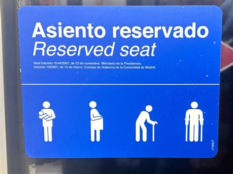 Esquema de un asiento preferente en bus con reposabrazos abatible y señalización