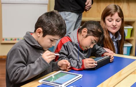 Docente interactuando con estudiantes usando tecnología inclusiva