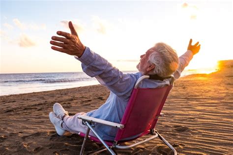 Foto de una persona mayor disfrutando del sol en un parque
