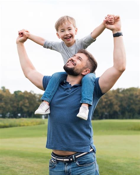 Foto de un padre meditando o haciendo una actividad relajante mientras su hijo con discapacidad juega cerca, simbolizando el autocuidado