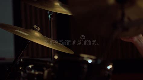 Primer plano de manos de persona mayor tocando un instrumento de percusión sencillo