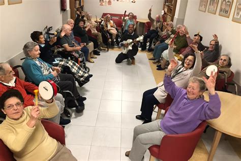 Familiares interactuando con un adulto mayor en una sesión de musicoterapia
