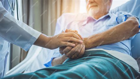 Imagen de un médico geriátrico conversando atentamente con una persona mayor y un miembro de su familia, discutiendo sobre los patrones de sueño.