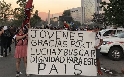 Foto de manifestantes en Chile con pancartas pidiendo 