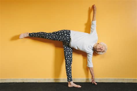 Charlotte Chopin realizando una postura de yoga avanzada