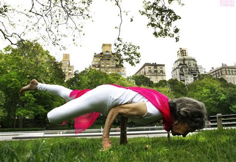Tao Porchon-Lynch enseñando yoga con una sonrisa