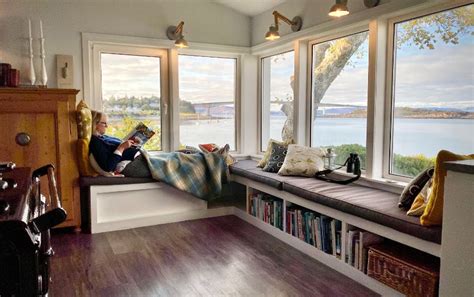 Diseño de interiores moderno que muestra un rincón de lectura acogedor y un espacio de trabajo personal dentro del hogar