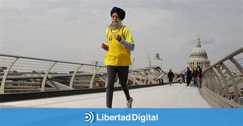 Foto de Fauja Singh corriendo con su turbante