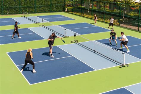 Adulto mayor disfrutando de un deporte como el pickleball para mejorar agilidad