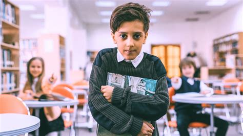 Tabla resumen de estudios nacionales sobre violencia escolar hacia docentes, indicando año, muestra y porcentaje de agresión.