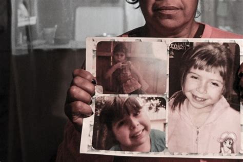 Fotografía de Lissette Villa en un álbum familiar.