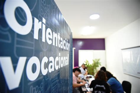 Fotografía de jóvenes participando en talleres de formación vocacional del programa 