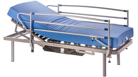Cama articulada para personas mayores con barras de seguridad