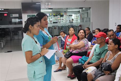 Profesional de la salud dando una noticia difícil a una familia