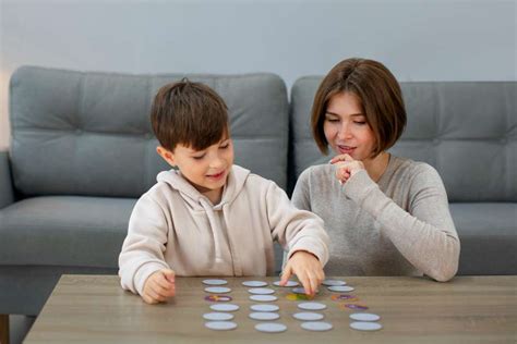 Familia y niño con discapacidad cognitiva interactuando en un ambiente seguro
