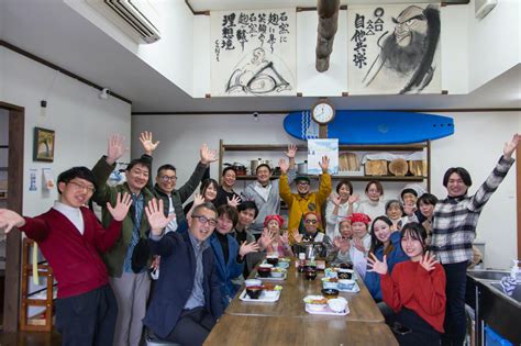 Diseñador Ōkuma Mitsuru presentando el proyecto Ukiha no Takara