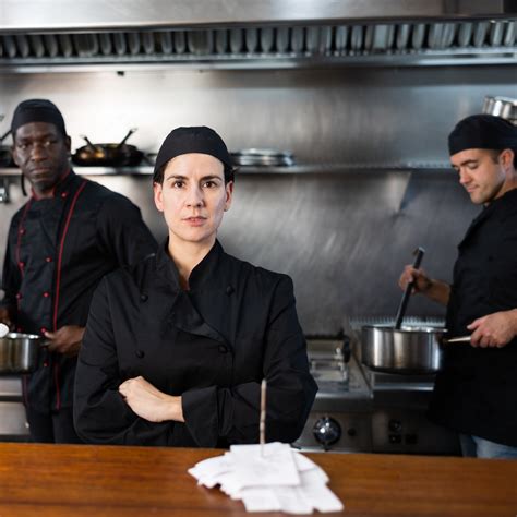 Mujeres mayores elaborando boniato seco en la cocina de Ukiha no Takara
