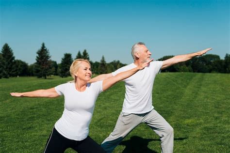 Pareja de adultos mayores haciendo ejercicio al aire libre