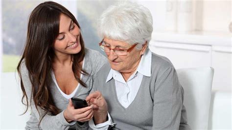 Adulto mayor utilizando una tablet o smartphone