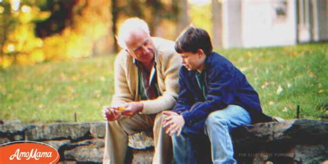 Fotografía: Un anciano conversando con niños, simbolizando la transmisión de sabiduría y valores intergeneracionales.