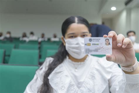 Foto de una credencial universitaria de la UAI con elementos de diseño