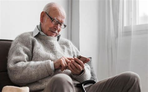 Persona mayor utilizando un smartphone con una interfaz simplificada