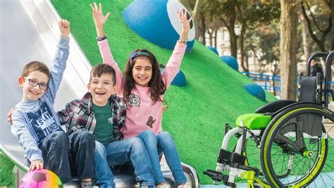 Foto de niños en silla de ruedas participando en un juego