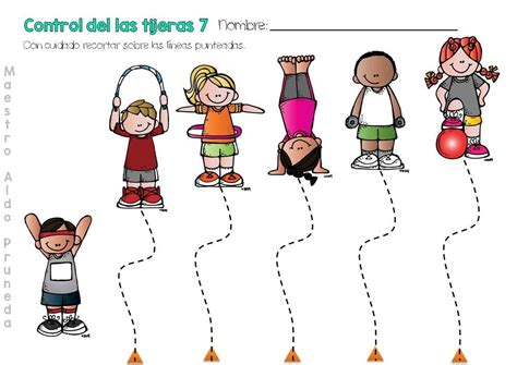 Niños realizando ejercicios de motricidad fina