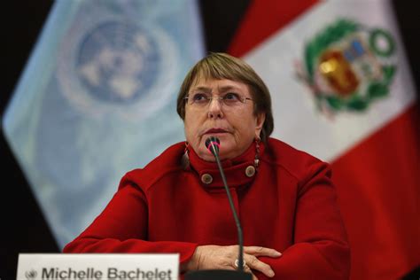 Foto de Michelle Bachelet firmando la ley de reforma previsional