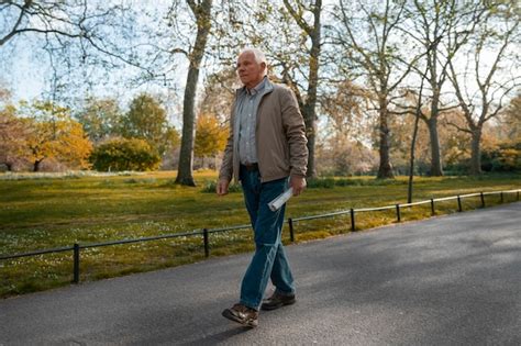 Adulto mayor caminando a paso ligero en un parque